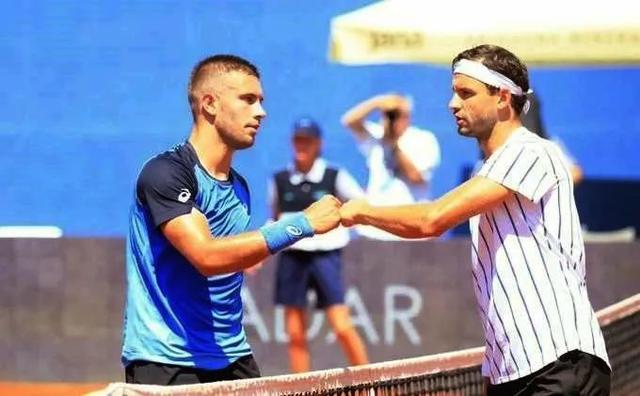 每体：巴萨将在明夏决定是否与莱万续约，持续关注戴维